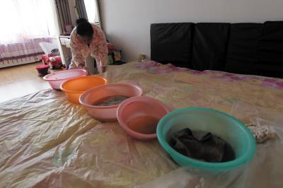 梓潼楼上漏水，住户失联，小区没物管，业主维权难！律师来支招……